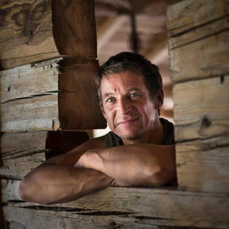 Portrait de Didier Perrissin, menuisier charpentier et dirigeant de l’entreprise de rénovation de chalets au Grand-Bornand.