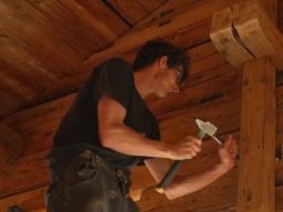 Constantin Perrissin artisan menuisier, rénovant un chalet ancien en Haute-Savoie