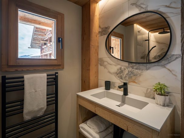 Salle de bain avec menuiserie bois sur fenêtre