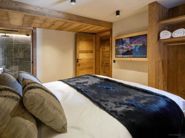 Chambre avec porte bois massif usinée sur mesure