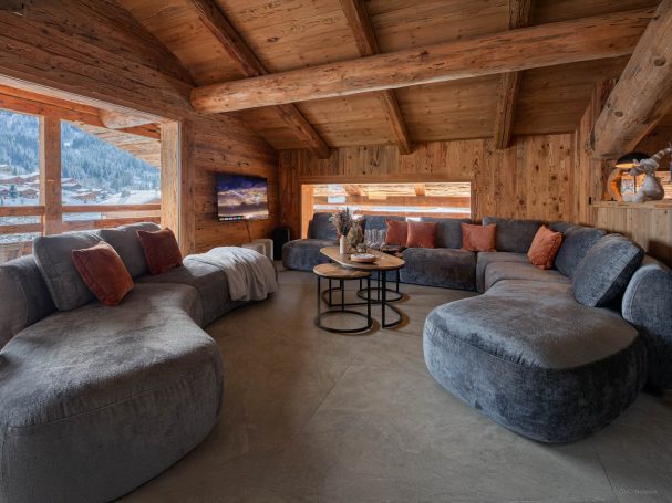 Salon sous toiture en bois massif, rénovation Grand-Bornand