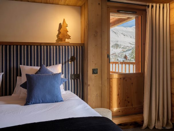 Chambres rénovées style alpin bois massif