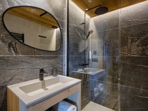 Salles de bain rénovées avec finitions haut de gamme