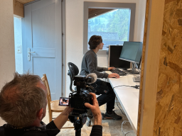 Portrait de Charles Perrissin lors du tournage du documentaire FR3 'Chroniques d'en Haut', montrant son rôle dans la rénovation de chalets