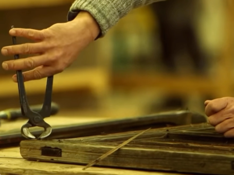 Didier Perrissin dans l’atelier de menuiserie familiale au Grand-Bornand