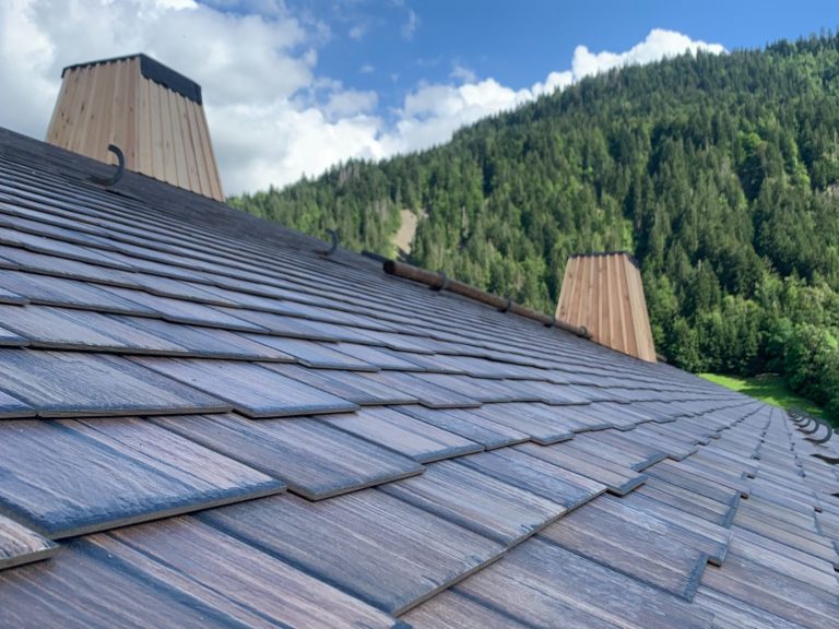 Pose d’une toiture en ardogrès avec zinguerie traditionnelle sur un chalet de montagne en Haute-Savoie.