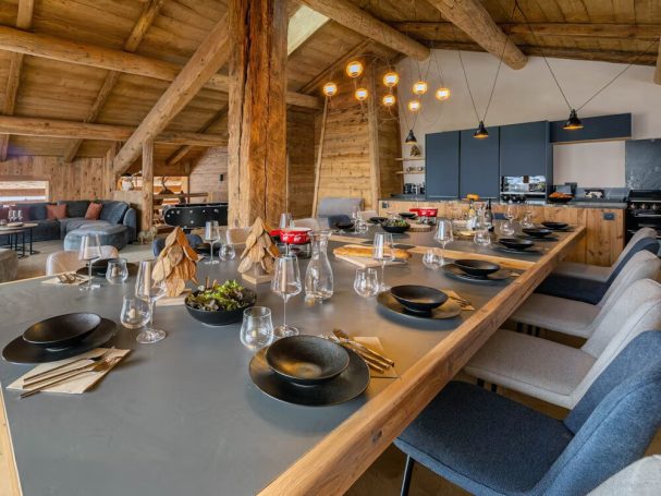 Salle à manger avec charpente traditionnelle en pointe d’âne