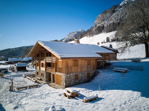 Rénovation de la façade avant d'un chalet en bois au Grand-Bornand