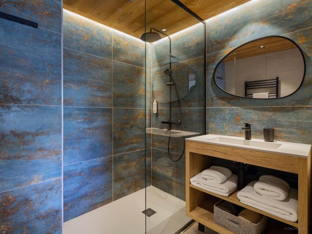 Salle de bain rénovée avec finitions bois
