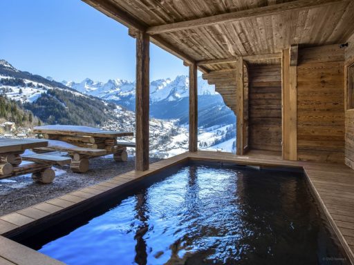 Façade restaurée d’un chalet d’époque avec menuiserie traditionnelle