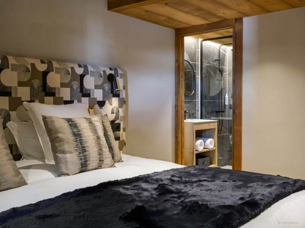 Chambre esprit chalet avec plafond bois