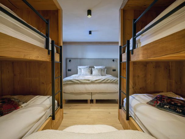 Chambre esprit chalet avec plafond bois