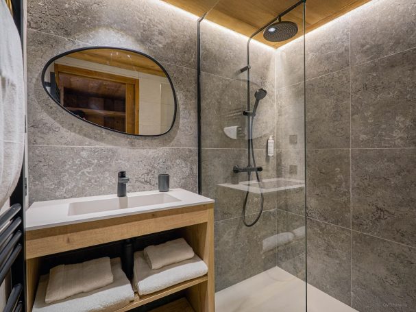 Salles de bain rénovées avec finitions haut de gamme