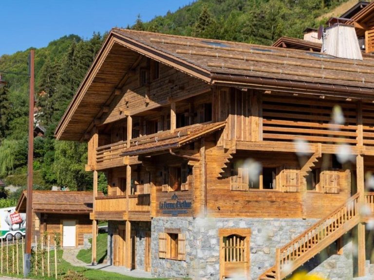Rénovation complète d’un chalet ancien en bois au Grand-Bornand, alliant tradition savoyarde et modernité.