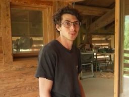 Portrait de Constantin Perrissin, artisan menuisier, prêt à perpétuer la tradition familiale de rénovation de chalets