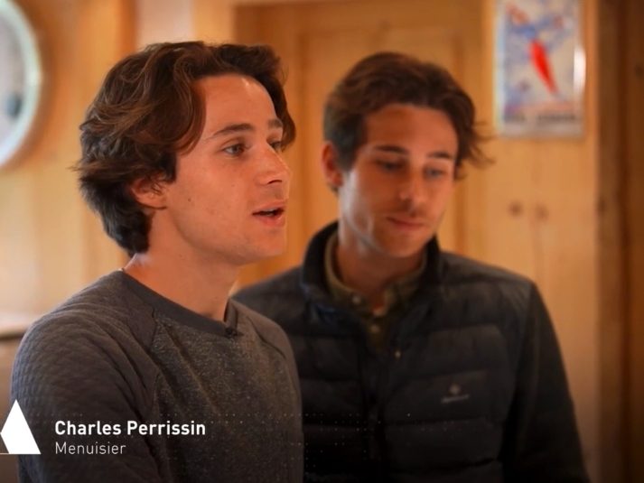 Charles Perrissin et Didier Perrissin discutant sur un chantier de rénovation de chalets traditionnels en Haute-Savoie