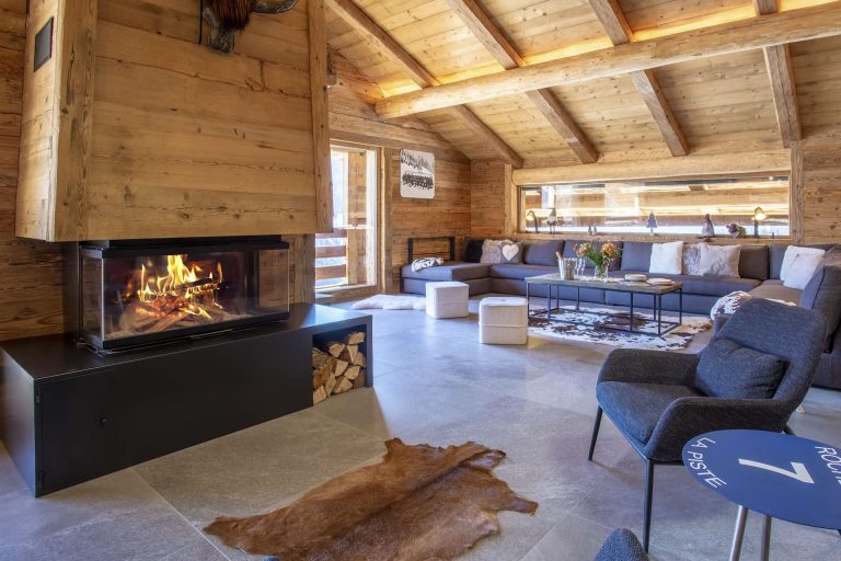 Salon de chalet rénové avec menuiseries artisanales et mobilier intérieur sur-mesure en bois massif.