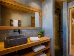 Vue intérieure d’un chalet ancien restauré avec menuiseries artisanales et finitions sur-mesure.