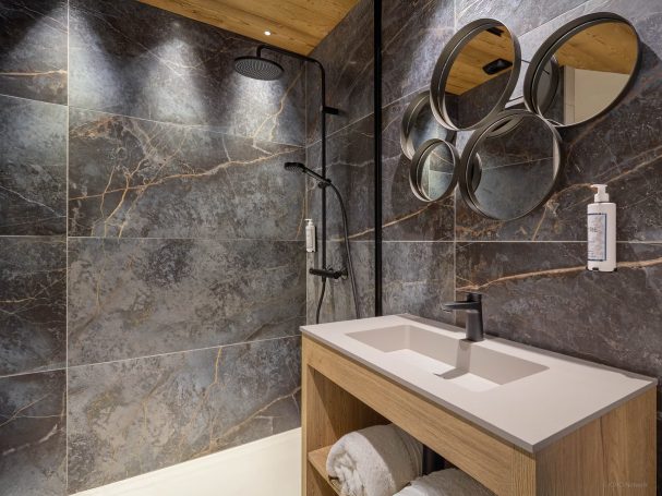Salle de bain avec meuble vasque bois sur mesure