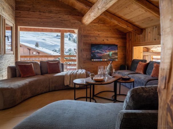 Salon avec grande baie vitrée et vue panoramique