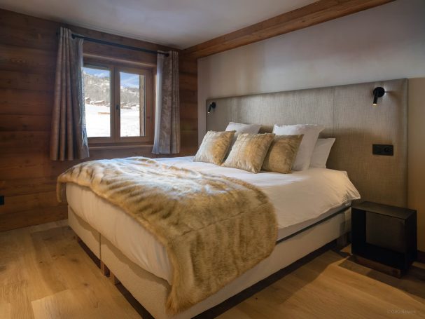 Chambre bois rénovée ambiance chaleureuse