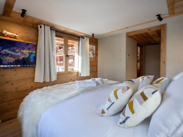 Chambre rénovée en bois massif, style chalet