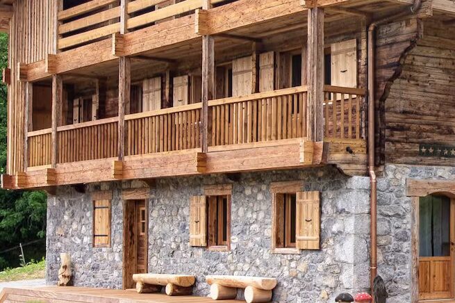 Façade rénovée d’un chalet traditionnel en Haute-Savoie, avec bardage bois et finitions extérieures sur-mesure.