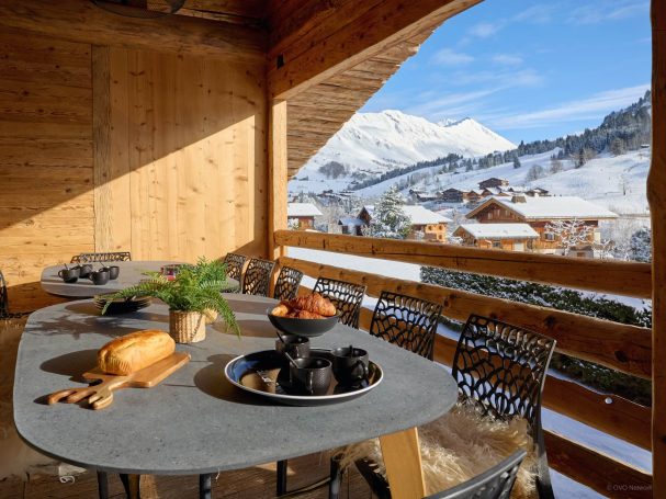 Balcon avec vue montagne et détails bois