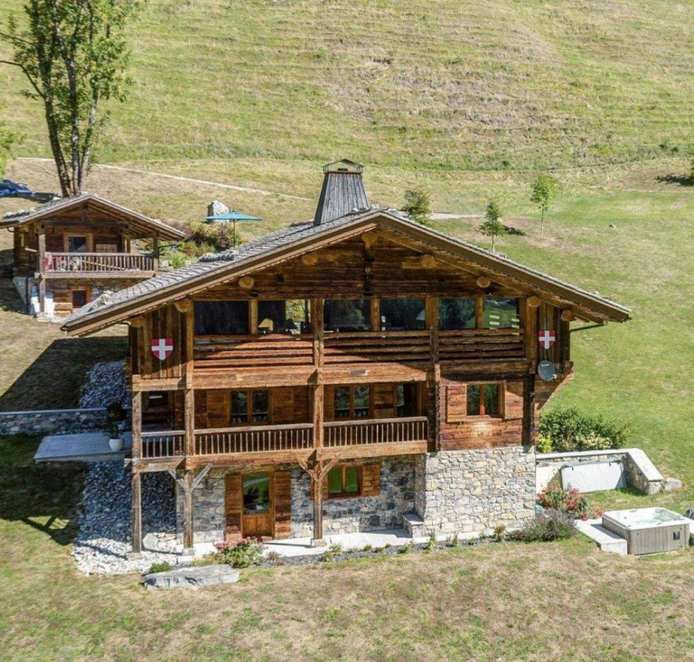 Exemples de chalets et fermes rénovés par nos soins : finitions intérieures, menuiseries sur-mesure, charpentes traditionnelles.