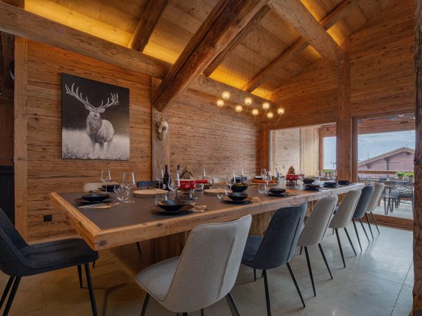 Séjour rénové avec table en bois massif au Grand-Bornand