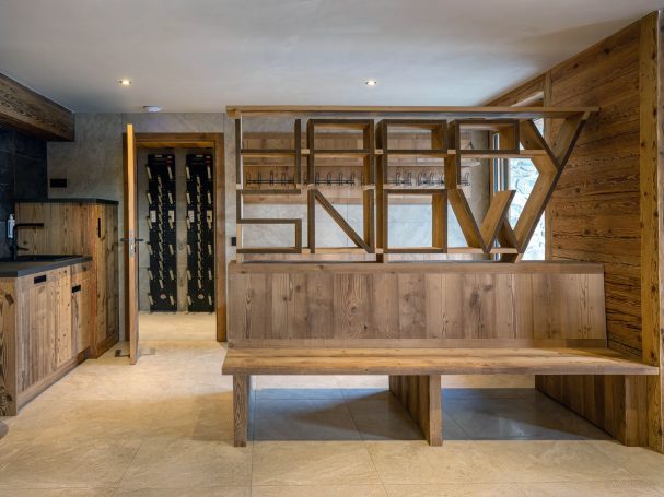 Logo en bois Happy Snow pour banc – Rénovation de chalet haut de gamme