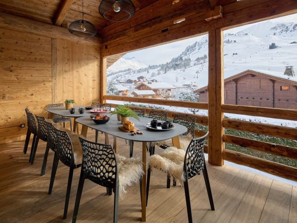 Balcon bois traditionnel avec garde-corps sculpté