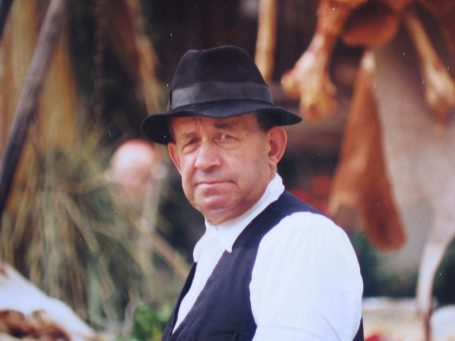 Raymond Perrissin façonnant le bois pour la rénovation de chalets en Haute-Savoie